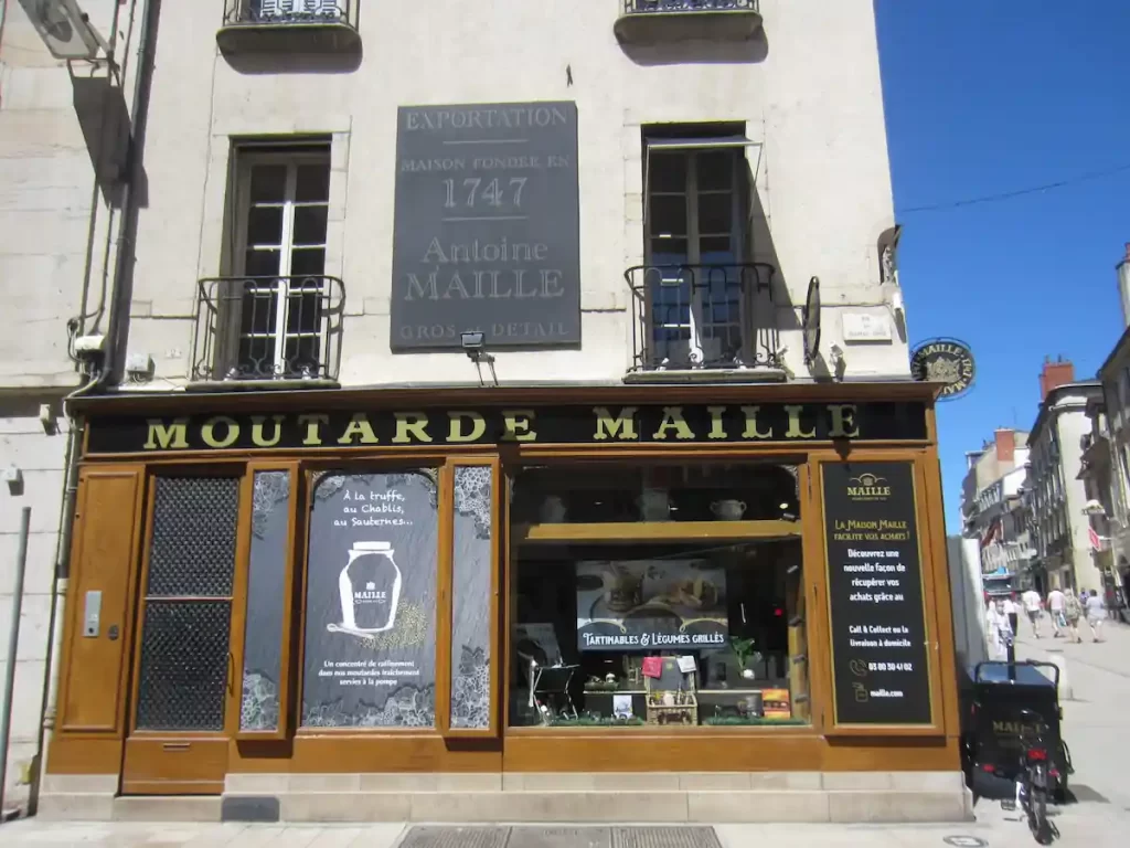 ディジョンのマイユ MAILLEの売店、看板には、1747年アントワーヌ・マイユが創業と記載