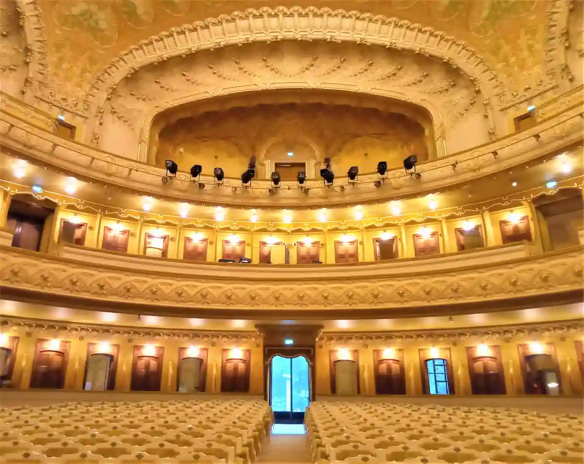 黄金のホールを持つフランス ヴィシー Vichy の オペラ座 歌劇場 Opera De Vichy テロワールの旅