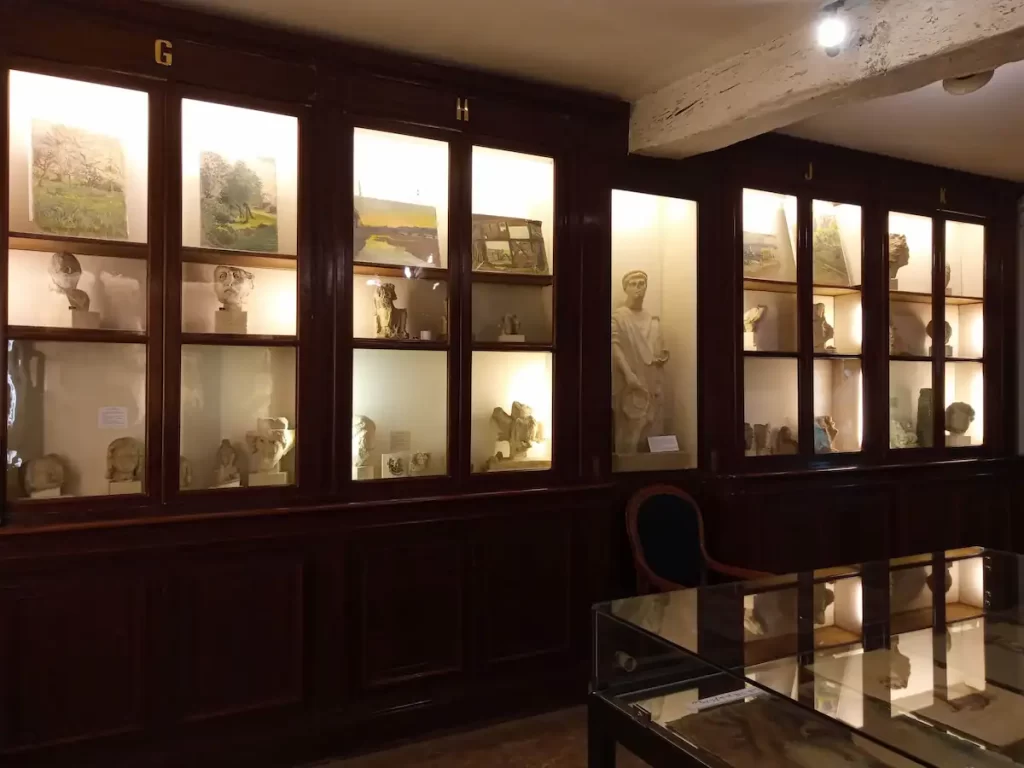 ヌヴェール・クルー門内部の考古学博物館