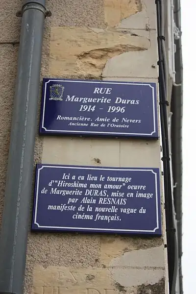 ヌヴェールのマルグリット・デュラス 通り Hiroshima mon amour が刻まれている