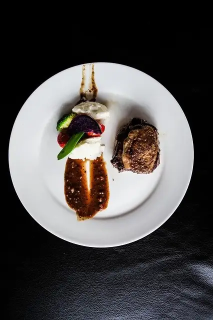 フランス料理の一品、牛肉とフォアグラのトルヌード