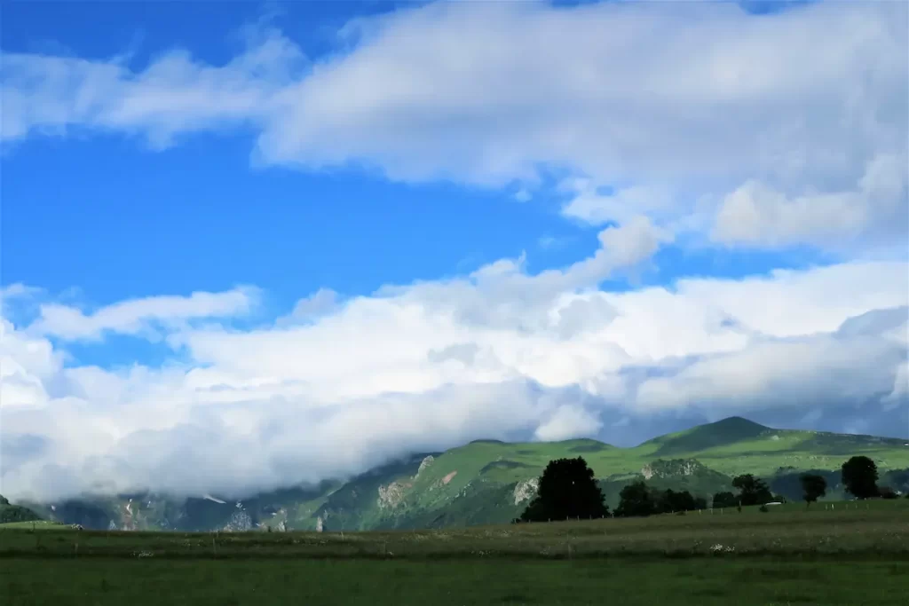 オーヴェルニュ サンネクテールの高原の風景