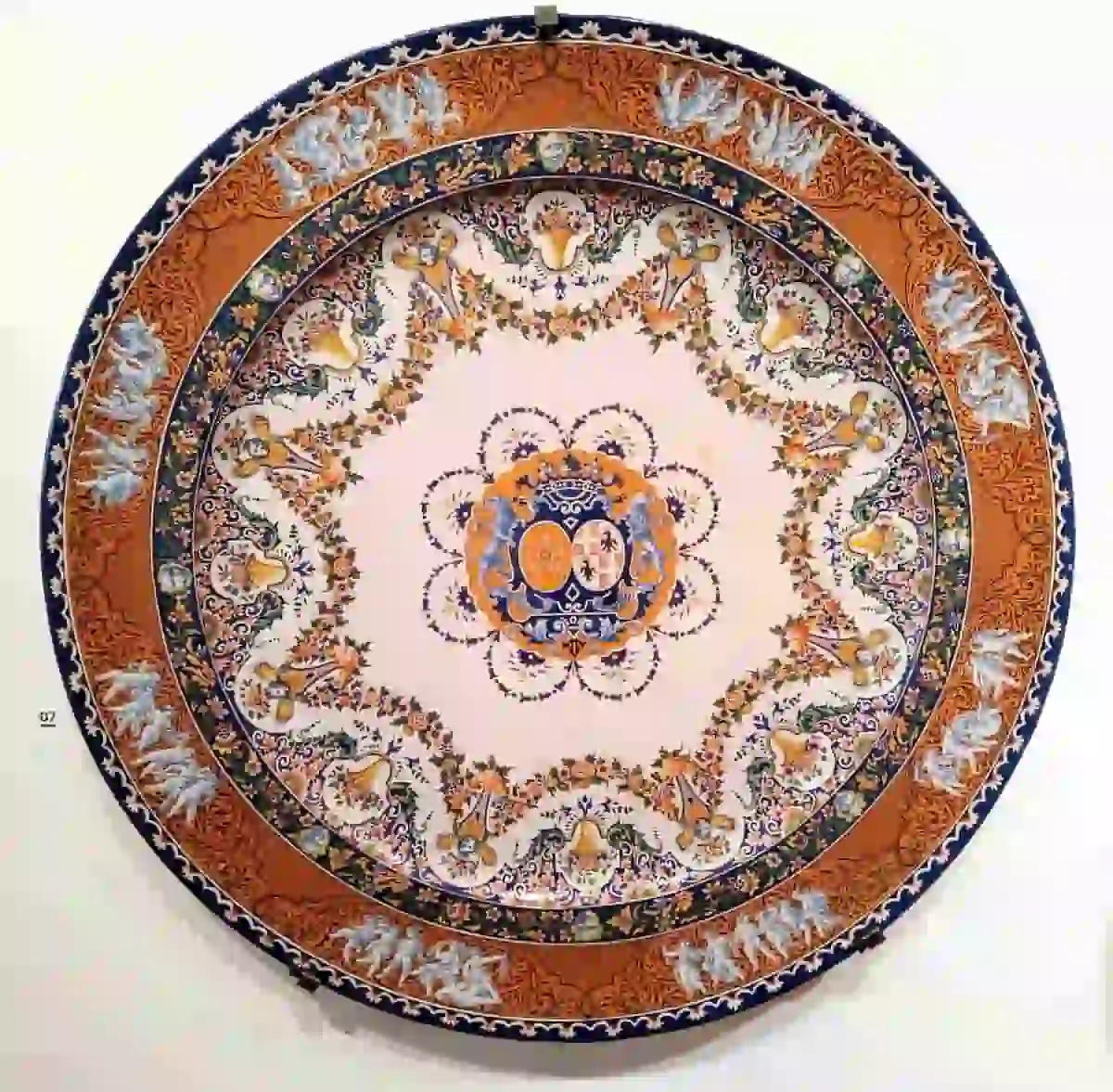 1878年 Antoine Montagnon製、ヌヴェール陶器博物感所蔵の飾り皿　