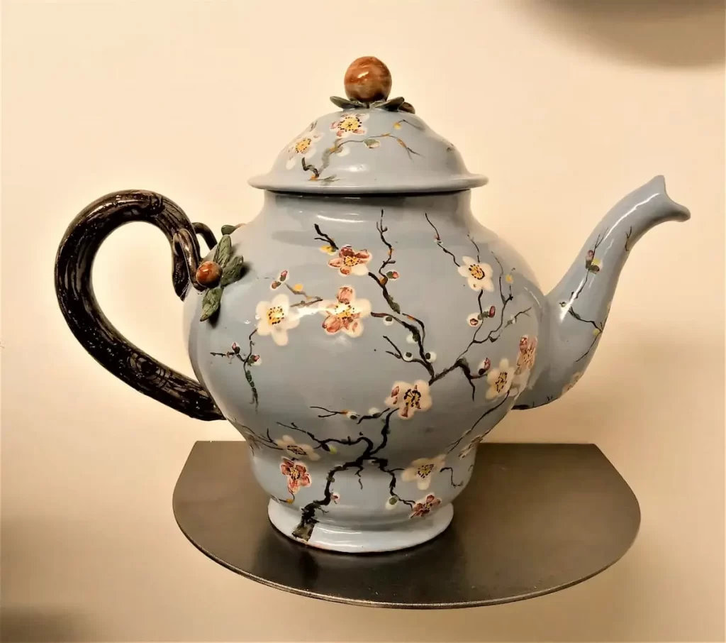 19世紀末のヌヴェール陶器、ティーポット