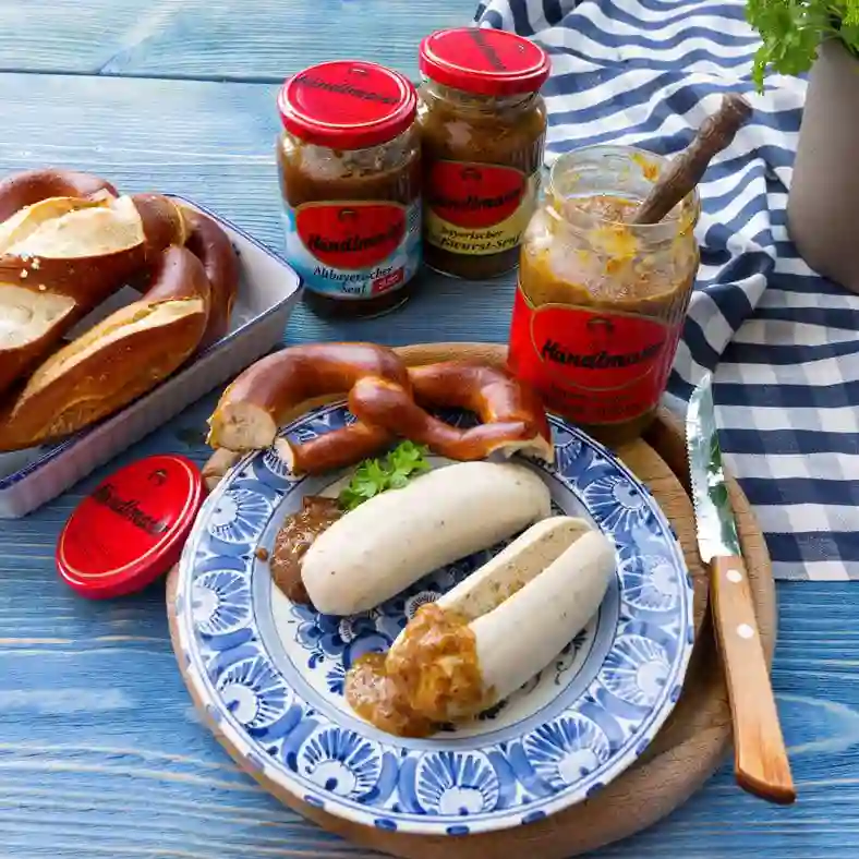 ドイツ料理で重要な Händlmayer社のバイエルン・マスタード　Bavarian Mustard と白い仔牛のソーセージ、ヴァイスヴルストWeisswurst、ドイツのパン