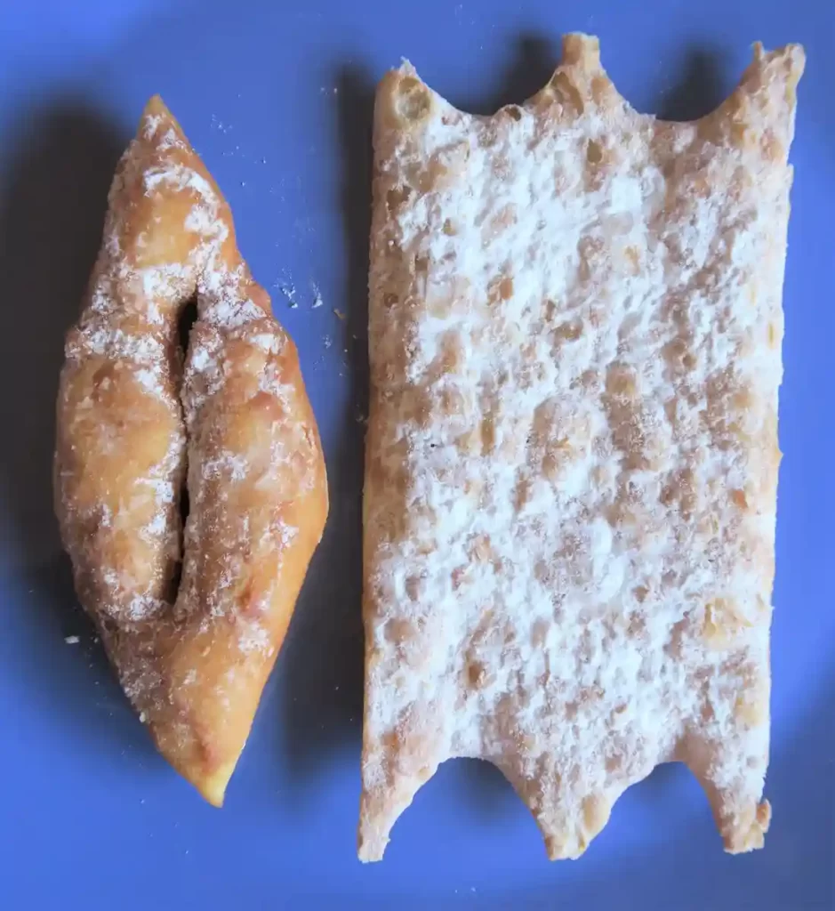 フランスのカーニバル マルディグラの揚げ菓子、左がブーニュBugne、右がオレイエット Oreillette