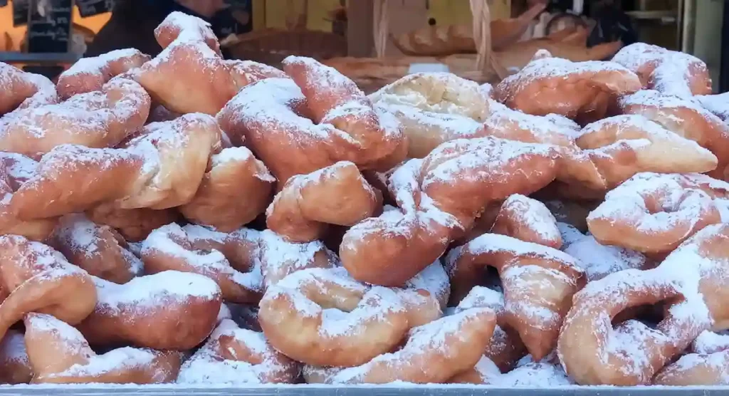 フランスのパン屋の店頭にならぶ謝肉祭カーニバルの揚げ菓子、揚げパン、 ベニエ 、ブーニュ、ファンタジー