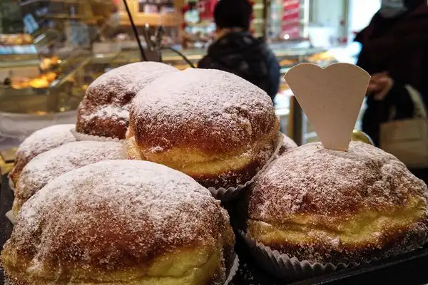 フランス、アルザス地方の丸い揚げパン。ベニエ。カーニバル 謝肉祭の季節に食べる地方郷土菓子。