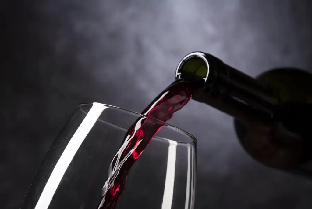 グラスに注がれる赤ワイン 