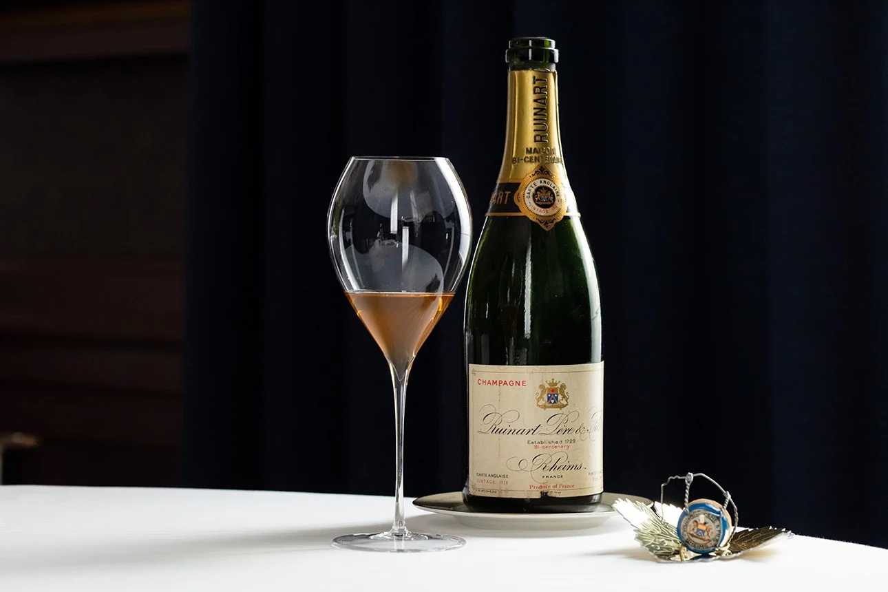 フランス料理界の法王と言われたポールボキューズのレストランで発見されたルイナール Ruinart 1926 ワインボトルとワイングラス