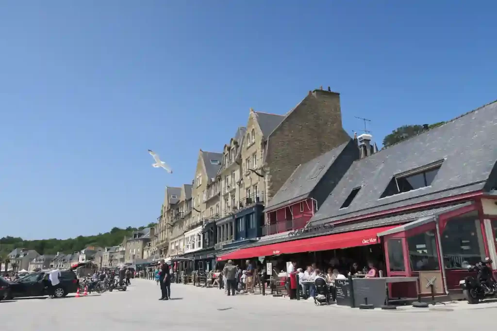 カンカルCancale の港の風景。レストランやカフェが並ぶ