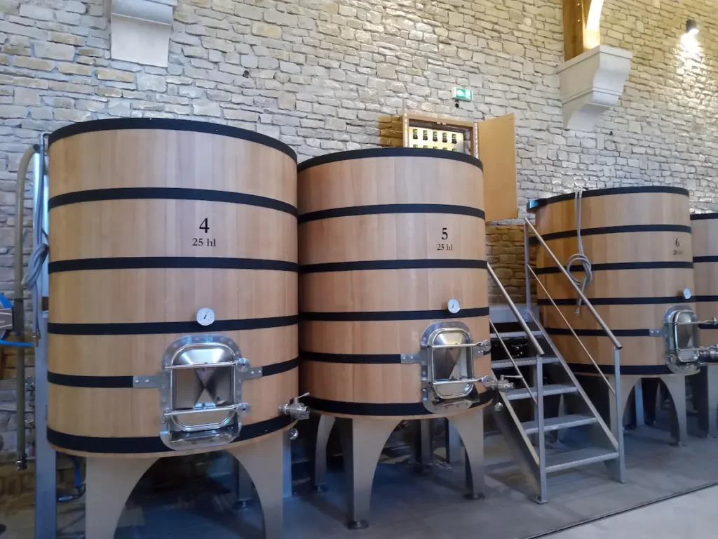 木製のオークファーメンターが並ぶドメーヌデランブレイの新しい醸造所