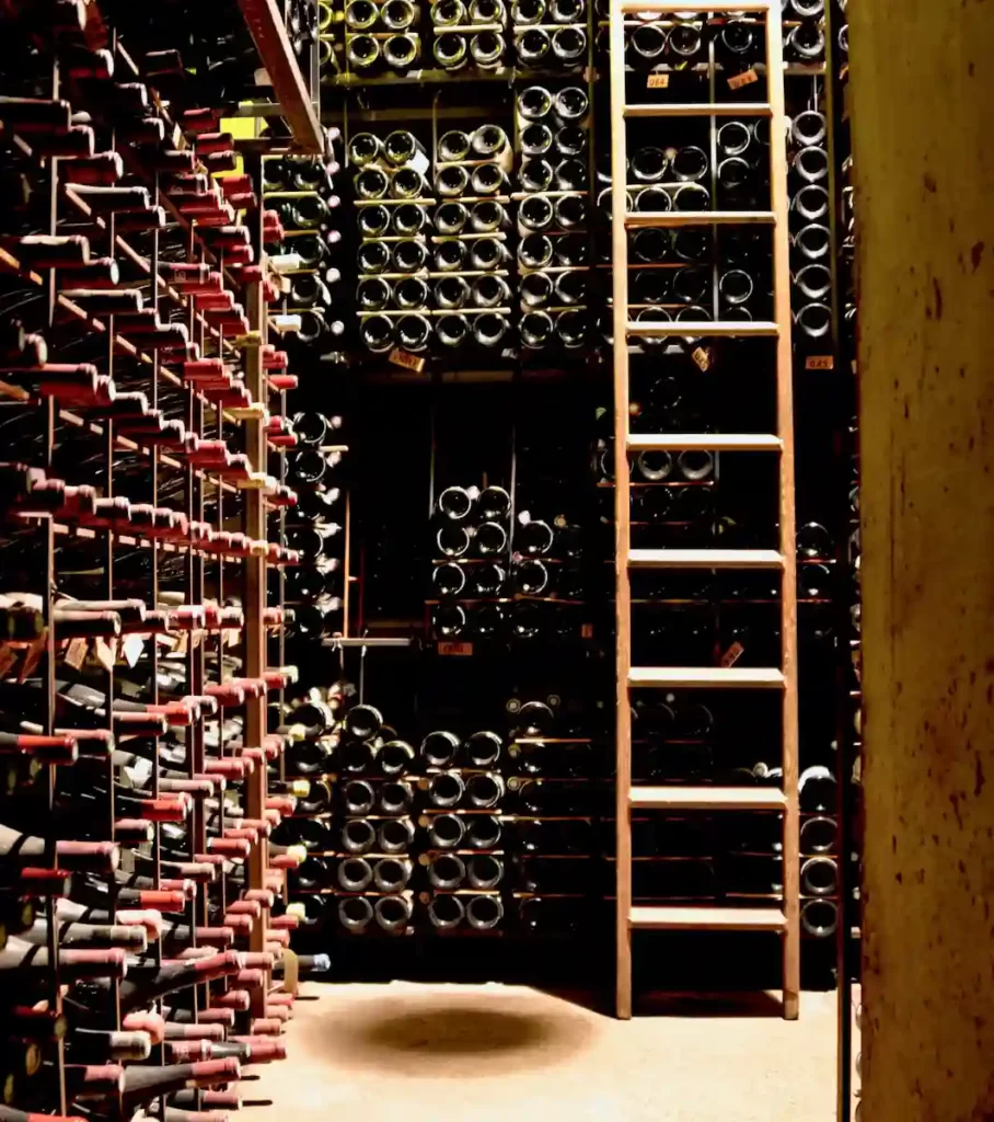 パリ、レストラン、トゥールダルジャンの地下カーブ、ワインが多数積みあがっている
