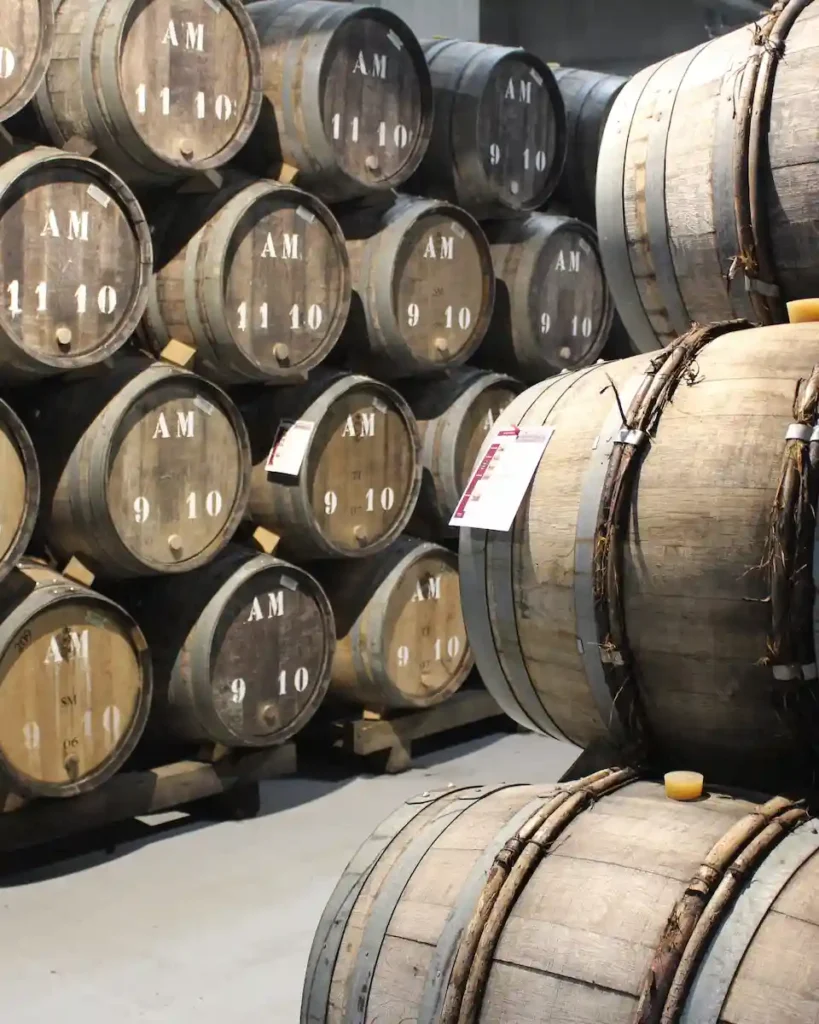 クリュッグKRUGの旧醸造熟成庫。205リットルの古い小樽が積みあがる。