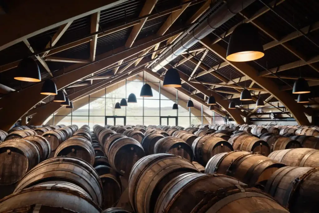 クリュッグ KRUGの新しい樽発酵熟成庫、多数の古い小樽が2段に積まれている